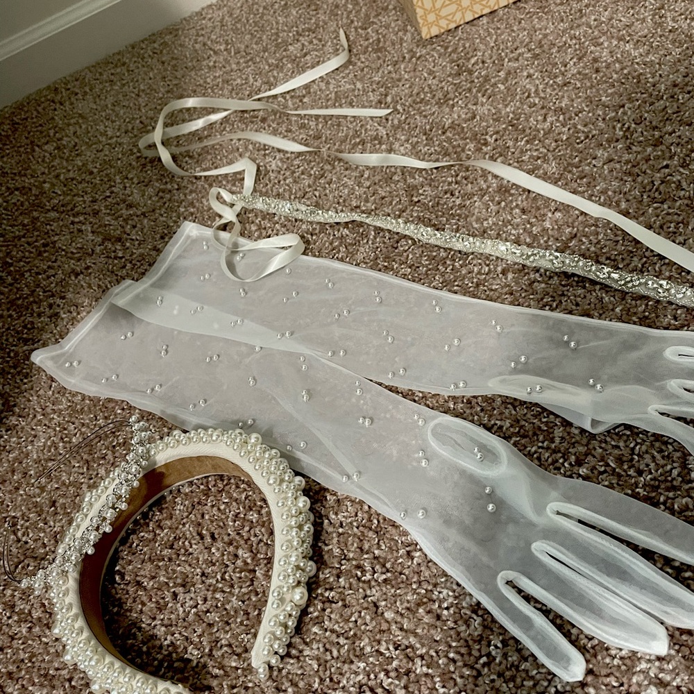 Pearl gloves, diamond belt, two pearl headbands